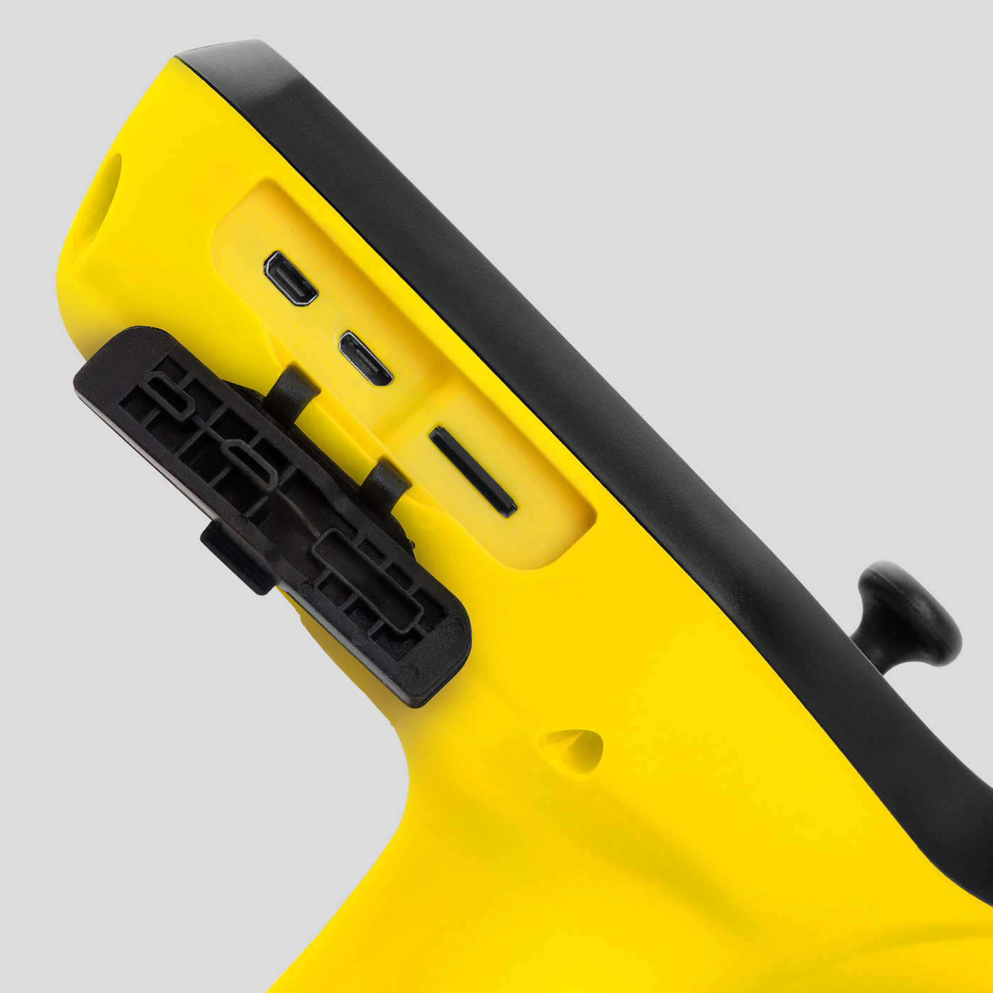 Tegen stof en spatwater beschermde aansluitingen en insteeksleuven voor extern geheugen